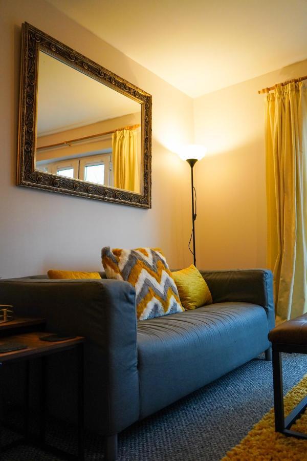 Entire Modern In Centre Apartment *